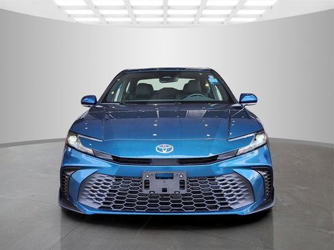 Used 2025 Toyota Camry SE image 2