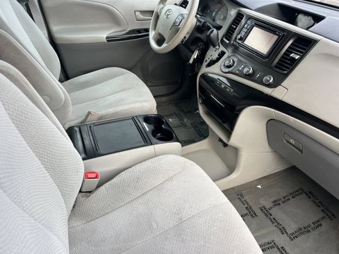 Used 2012 Toyota Sienna LE image 17