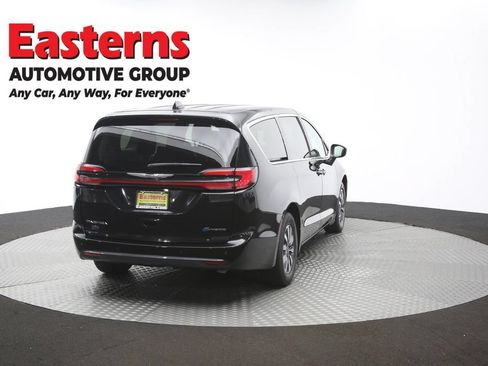 Used 2023 Chrysler Pacifica Touring-L FWD image 41