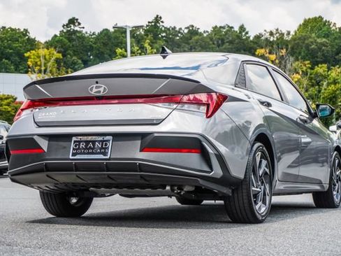 Certified 2025 Hyundai Elantra SEL FWD image 13