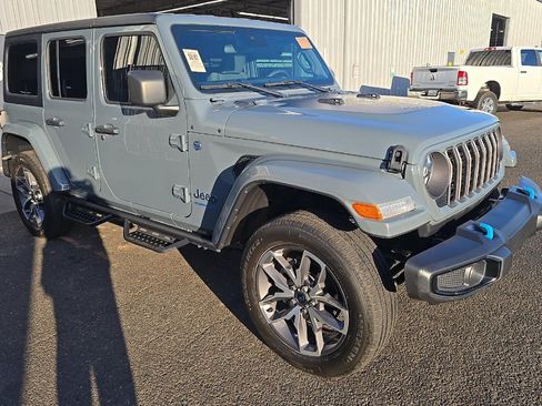 Used 2024 Jeep Wrangler Unlimited w/ Convenience Group AWD/4WD image 2