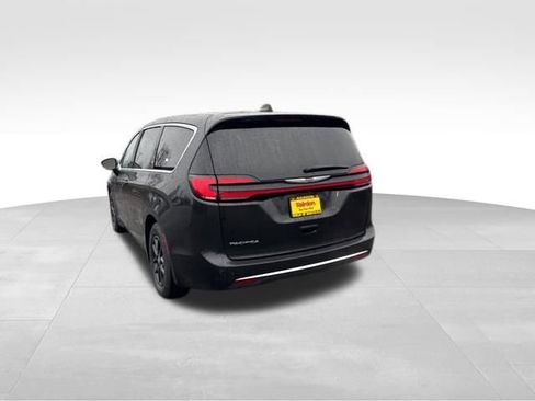 Used 2024 Chrysler Pacifica Touring-L image 7