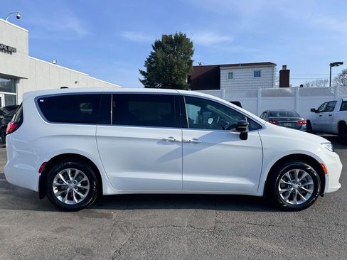 New 2026 Chrysler Pacifica Select AWD/4WD image 10