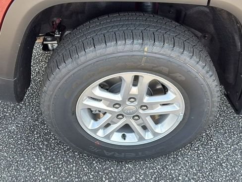 New 2025 Jeep Grand Cherokee Laredo image 10