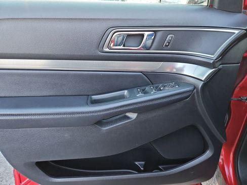 Used 2018 Ford Explorer XLT AWD/4WD image 14