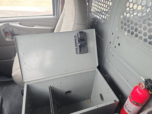 Used 2015 Chevrolet Express 2500 RWD image 28