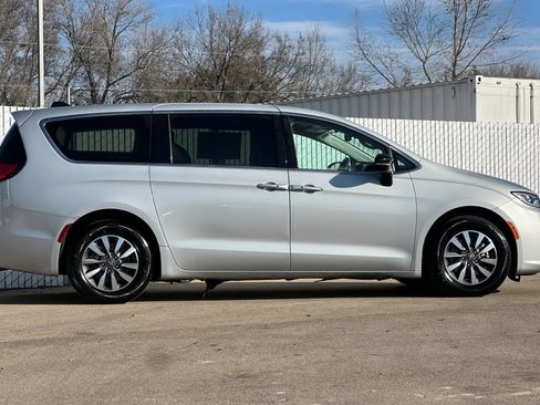 Used 2024 Chrysler Pacifica Select image 3