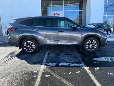 Certified 2025 Toyota Highlander XLE image 2
