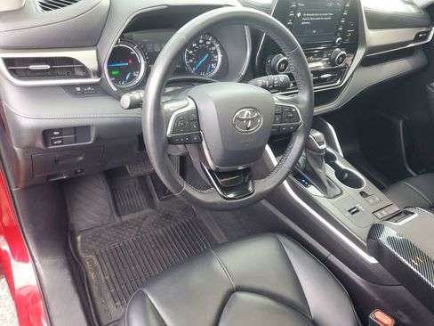 Used 2021 Toyota Highlander XLE image 19