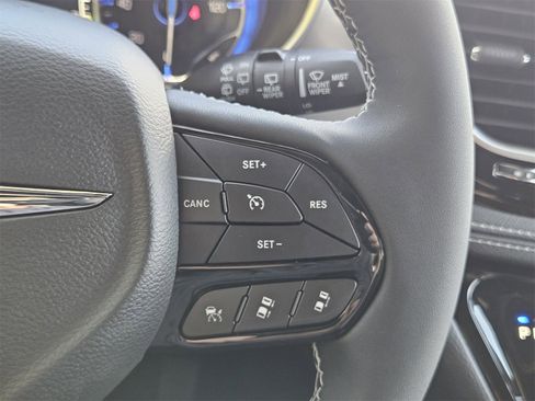 New 2025 Chrysler Pacifica Limited image 29