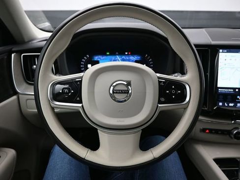 Used 2023 Volvo XC60 B5 Plus image 22