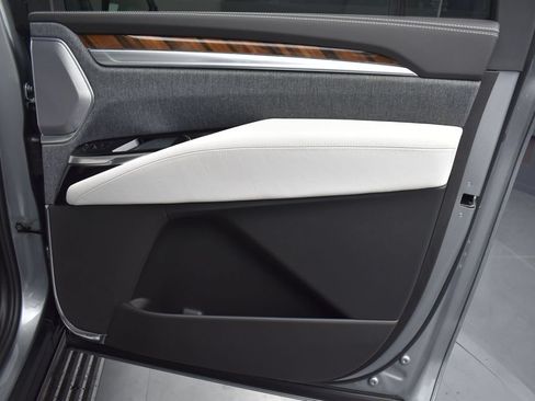 New 2026 Cadillac Escalade ESV Platinum Sport w/ LPO, ONYX Package AWD/4WD image 33
