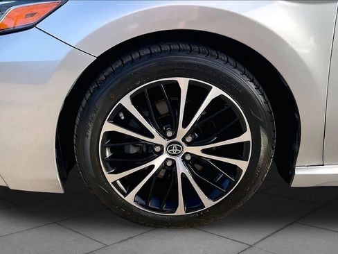 Used 2018 Toyota Camry SE FWD image 11