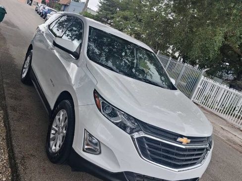 Used 2018 Chevrolet Equinox LT FWD image 2