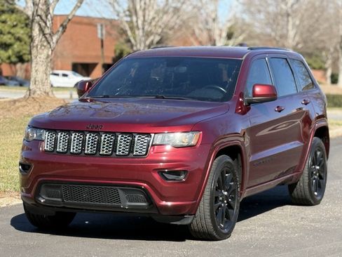 Used 2019 Jeep Grand Cherokee Altitude RWD image 2