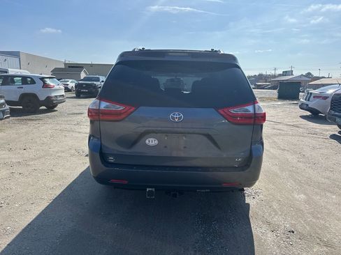 Used 2017 Toyota Sienna LE image 4