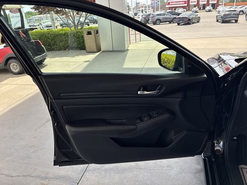 Used 2025 Nissan Altima 2.5 SV FWD image 13