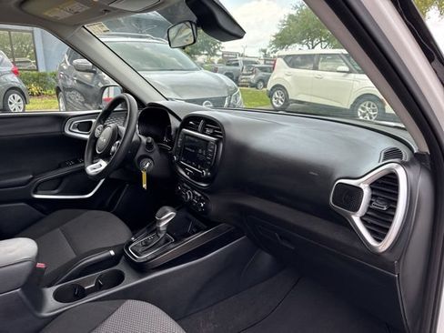 Used 2025 Kia Soul LX w/ LX Technology Package FWD image 10