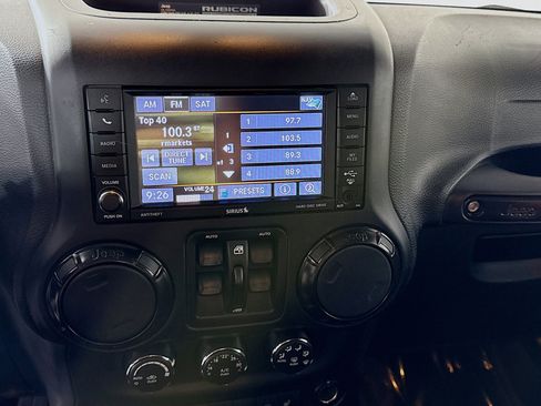 Used 2018 Jeep Wrangler Unlimited Rubicon w/ Connectivity Group image 18