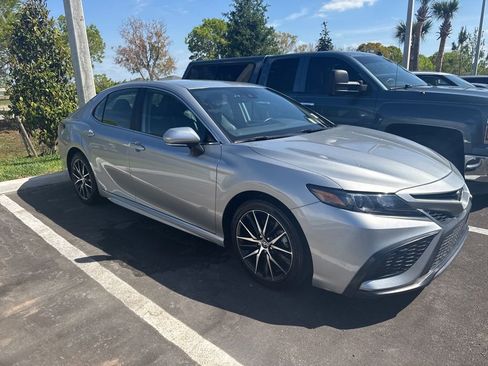 Used 2023 Toyota Camry SE image 3
