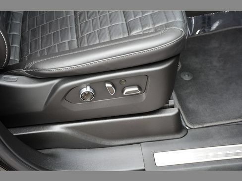 Used 2025 Cadillac Escalade Sport Platinum w/ LPO, Floor Liner Package AWD/4WD image 32