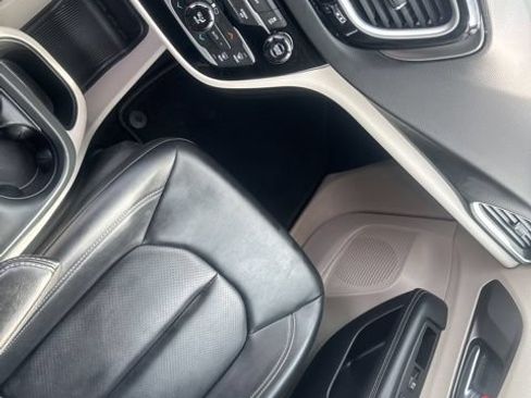Used 2023 Chrysler Pacifica Touring-L FWD image 13