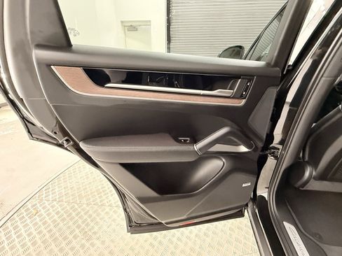 Used 2025 Porsche Cayenne image 32