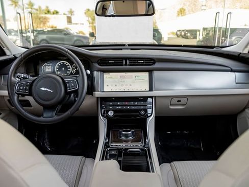 Used 2017 Jaguar XF Prestige image 20