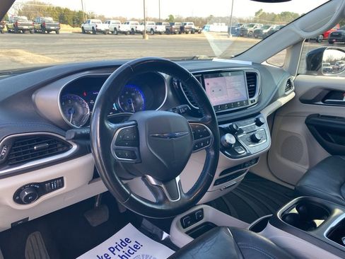 Used 2021 Chrysler Pacifica Touring-L w/ Uconnect Theater Family Group image 13