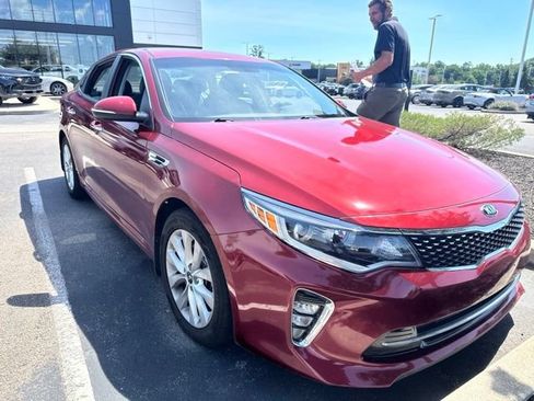Used 2018 Kia Optima S FWD image 2