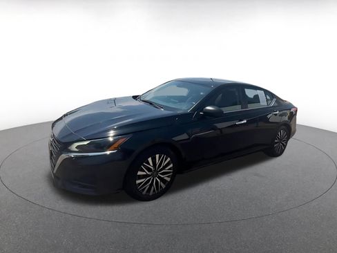 Used 2025 Nissan Altima 2.5 SV FWD image 8