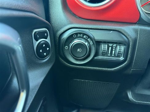 Used 2018 Jeep Wrangler Unlimited Rubicon image 31