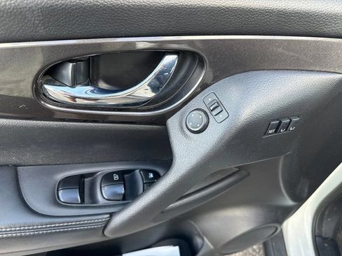 Used 2019 Nissan Rogue SV w/ Premium Package AWD/4WD image 16