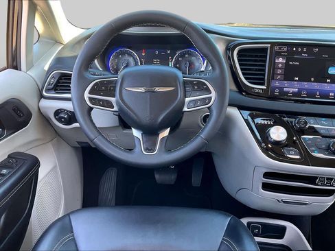 Used 2024 Chrysler Pacifica Touring-L FWD image 6