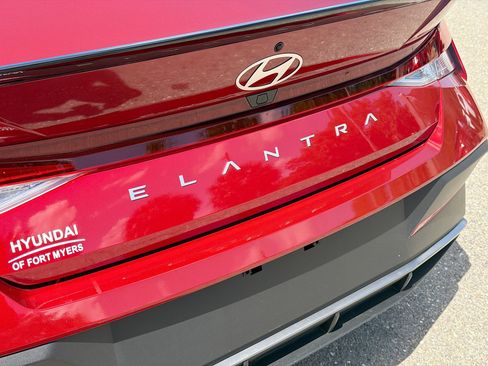 Used 2025 Hyundai Elantra Sport image 11