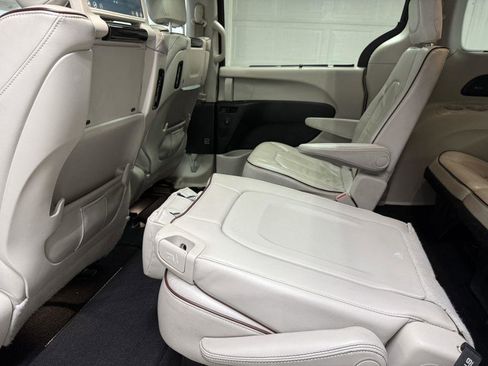 Used 2017 Chrysler Pacifica Limited image 28