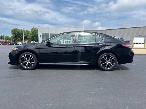 Used 2019 Toyota Camry SE FWD image 4