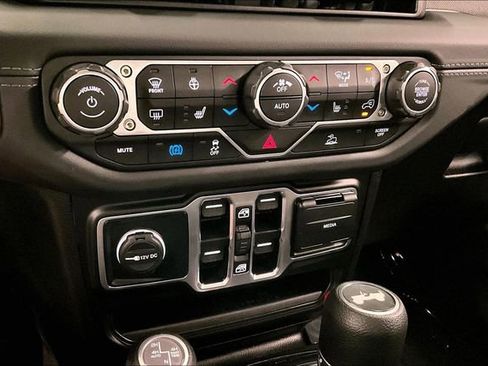Used 2025 Jeep Wrangler Unlimited Sahara AWD/4WD image 31