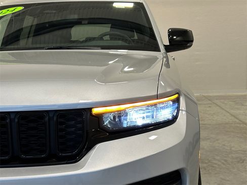 Used 2024 Jeep Grand Cherokee Altitude image 10