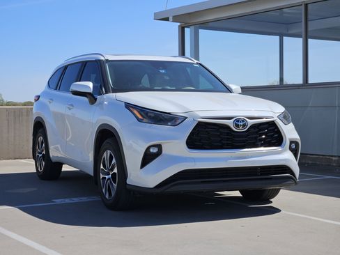 Used 2023 Toyota Highlander XLE image 10