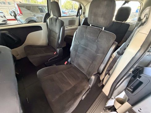 Used 2019 Dodge Grand Caravan SE FWD image 12