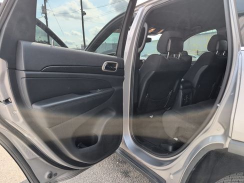 Used 2017 Jeep Grand Cherokee Laredo w/ Quick Order Package 23E AWD/4WD image 12