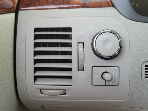 Used 2006 Cadillac DTS w/ Trunk Convenience Package image 24