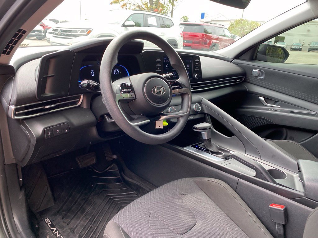 Certified 2025 Hyundai Elantra SE FWD image 9