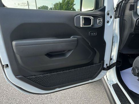 Used 2025 Jeep Wrangler Sport AWD/4WD image 16