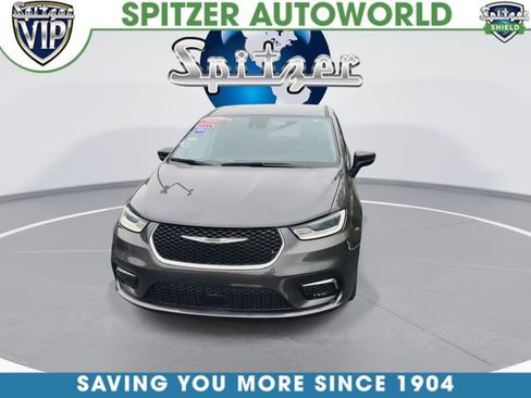 Used 2023 Chrysler Pacifica Touring-L FWD image 3