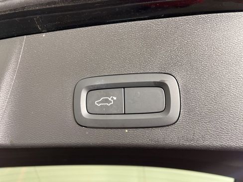 Used 2022 Volvo XC40 T5 Momentum image 22