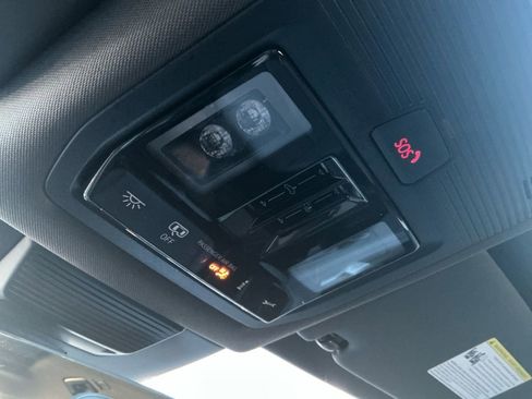 Used 2025 Volkswagen Tiguan SE R-Line image 25