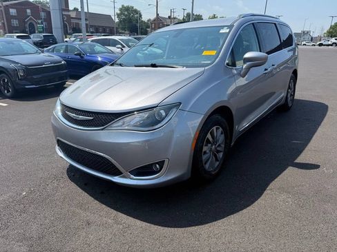 Used 2019 Chrysler Pacifica Touring-L Plus FWD image 3