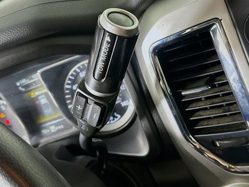 Used 2018 Nissan Titan SV w/ SV Convenience Package image 25